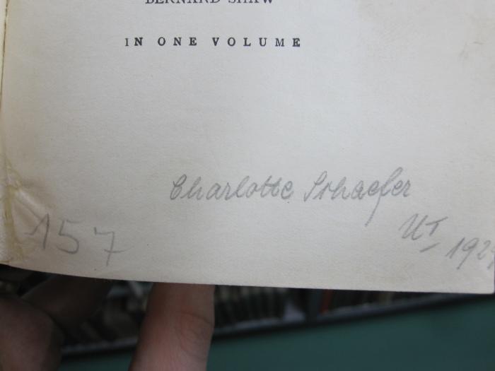III 81958 4.Ex.: The four pleasant plays (o.J.);G46 / 4249 (Schaefer, Charlotte), Von Hand: Autogramm, Name, Datum, Nummer; 'Charlotte Schaefer UI 1929'. 