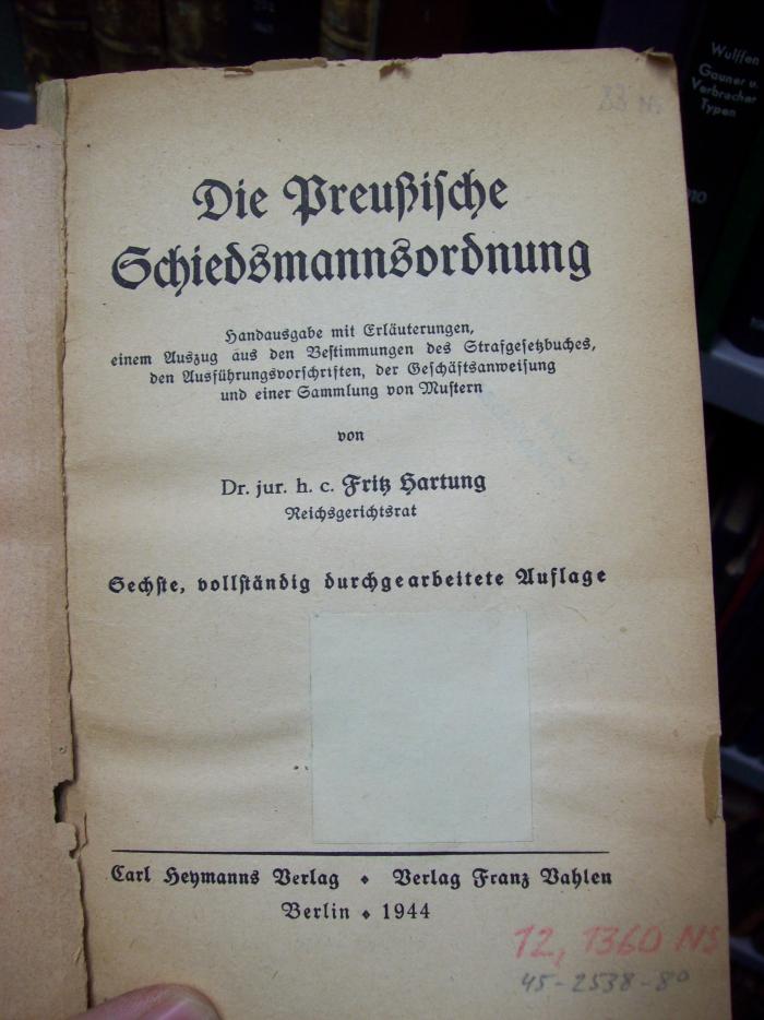 V 1766 f: Die preußische Schiedsmannsordnung : Handausgabe mit Erläuterungen, einem Auszug aus den Bestimmungen des Strafgesetzbuches, den Ausführungsvorschriften, der Geschäftsanweisung und einer Sammlung von Mustern  (1944)