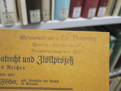 Ee 233: Abhandlungen zum Privatrecht und Zivilprozeß des Deutschen Reiches : in  zwanglosen Heften

 (1907);G45II / 1213 (Thiesing, Adolf), Stempel: Name, Ortsangabe; 'Ministerialdirektor Dr. Thiesing
Berlin-Schöneberg
Innsbruckerstr. 36
Stephan 4552'. 