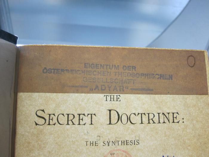 Hw 76 c 1/2/Index: The secret doctrine : the synthesis of science, religion, and philosophy (1921);G46 / 2551 (ADYAR Österreichische Theosophische Gesellschaft), Stempel: Name; 'Eigentum der österreichischen theosophischen Gesellschaft - "Adyar" -'. 