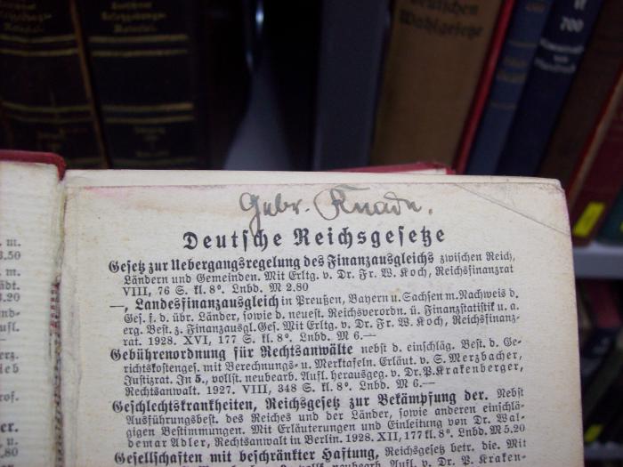 VI 805 f 2.Ex.: Sammlung preußischer Gesetze staats- und verwaltungsrechtlichen Inhalts (1929);G45 / 3252 (Knade[?], [?]), Von Hand: Name, Autogramm; 'Gebr. Knade.'. 