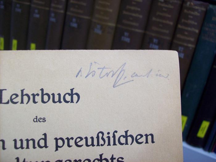 VI 1605 c/d: Lehrbuch des deutschen und preußischen Verwaltungsrechts (1924);G46 / 1888 (Estorff, [?] von), Von Hand: Autogramm, Name; 'v. Estorff. cand. iur.'. 