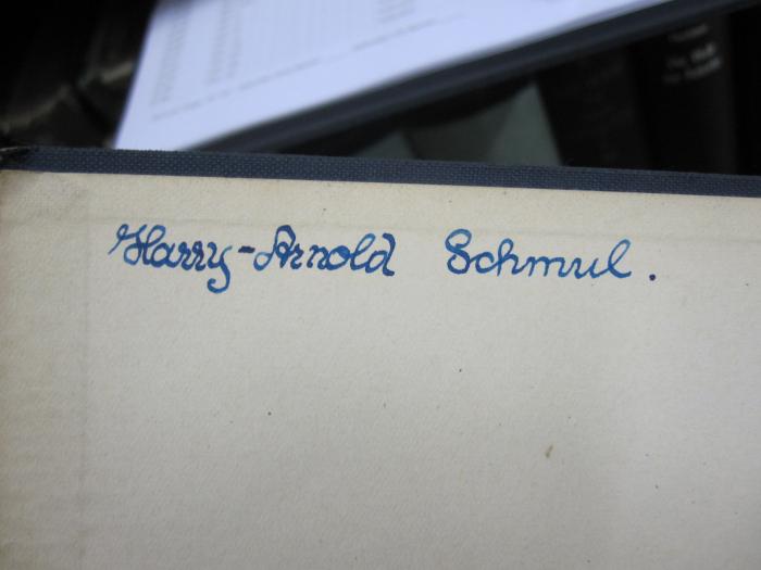 Kd 193 e Ers.: Ausführung qualitativer Analysen (1939);G46 / 718 (Schmul, Harry-Arnold), Von Hand: Autogramm, Name; 'Harry-Arnold Schmul.'. 