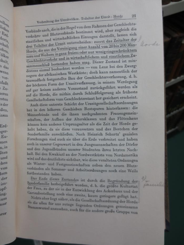 I 20 b, 2. Ex.: Der Stufenaufbau und die Gesetze der Weltgeschichte (1927);G45II / 2930 (unbekannt), Von Hand: Annotation; '1) Horde
2) Familie'. 