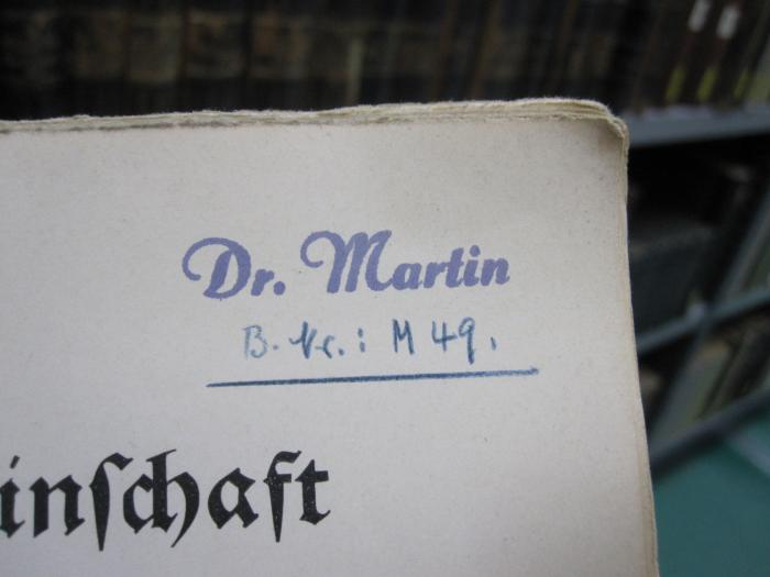 Kf 208 Ers.: Pflanzengemeinschaft und Umwelt : Ergebnisse und Probleme der botanischen Standortforschung (1936);G46 / 3458 (Martin, Otto), Von Hand: Exemplarnummer; 'B.Nr.: M 49.'. ;G46 / 3458 (Martin, Otto), Stempel: Name; 'Dr. Martin'. 