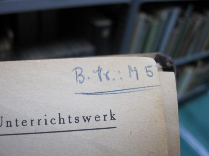 Kf 452 aao: Leitfaden der Pflanzenkunde : ein Hilfsbuch für Unterricht an höheren Lehranstalten (1923);G46 / 2028 (Martin, Otto), Von Hand: Signatur, Exemplarnummer; 'B.Nr.: M 5[.]'. 