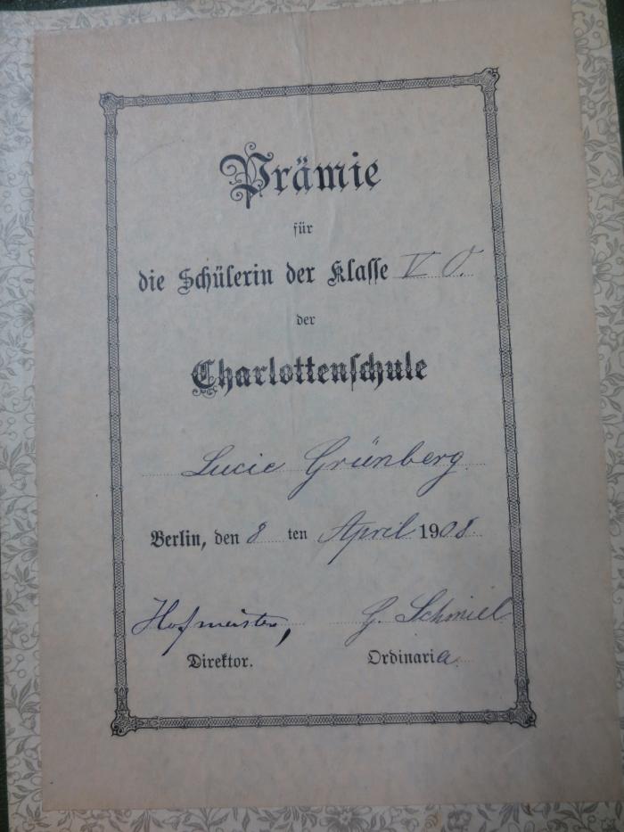I 19534 c: Bilder aus dem Alten Berlin (1908);G45II / 569 (Grünberg, Lucie), Etikett: Name, Ortsangabe, Datum, Widmung; 'Prämie für die Schülerin der Klasse V O. der Charlottenschule, Lucie Grünberg, Berlin, den 8ten April 1908 Hofmeister, Direktor, G. Schmiel, Ordinaria'. 