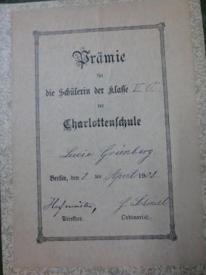 I 19534 c: Bilder aus dem Alten Berlin (1908);G45II / 569 (Grünberg, Lucie), Etikett: Name, Ortsangabe, Datum, Widmung; 'Prämie für die Schülerin der Klasse V O. der Charlottenschule, Lucie Grünberg, Berlin, den 8ten April 1908 Hofmeister, Direktor, G. Schmiel, Ordinaria'. 