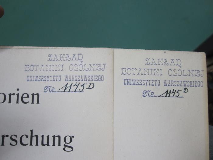 Kg 1406: Die Theorien der Oenotheraforschung : Grundlagen zur experimentellen Vererbungs- und Entwicklungslehre (1922);G45 / 1445 (Uniwersytet Warszawski), Stempel: Name, Ortsangabe; 'Zaklad
Botaniki Ogolnej
Uniwersytetu Warszawskiego
№ [1145D]'. 