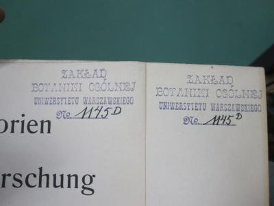 Kg 1406: Die Theorien der Oenotheraforschung : Grundlagen zur experimentellen Vererbungs- und Entwicklungslehre (1922);G45 / 1445 (Uniwersytet Warszawski), Stempel: Name, Ortsangabe; 'Zaklad
Botaniki Ogolnej
Uniwersytetu Warszawskiego
№ [1145D]'. 