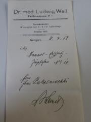- (Pakelnischki, Abraham), Papier: Name, Ortsangabe, Datum; 'Dr. med. Ludwig Weil ... Stuttgart, 11.7.17
Rp. Anuaol-Ersatz- Tröpfchen No.10 für Herrn Pakelnischki Dr. L Weil

'. 