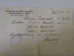 - (Pakelnischki, Abraham), Papier: Name, Ortsangabe, Datum; 'Ambulatorium der zweiten medizinischen Universitätsklinik (F. v. Müller) ... München, 24/XII 1915 ... Abraham Pakelnischki, 49 Jahre Privatlehrer ist hier in Behandlung wegen Gastritis hyperacida [Cealitis ???]. Eine Anstaltbehandlung wäre sehr erwünscht. [Dr. ??weckey]
darunter Stempel: Zweite Medizinische Klinik München'. 