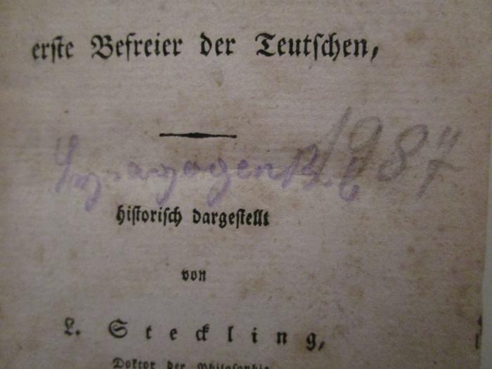  Herman, der erste Befreier der Teutschen (1816);- (Synagogenbibliothek), Von Hand: Exemplarnummer; '1987'. ;- (Synagogenbibliothek), Von Hand: Name; 'SynagogenBib'. 