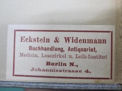 Kh 495 b: Vorlesungen über Geschichte der Medizin (1909);G45 / 1077 (Eckstein &amp; Widenmann (Buchhandlung)), Etikett: Buchhändler, Name, Ortsangabe; 'Eckstein &amp; Widenmann
Buchhandlung, Antiquariat, Medicin. Lesezirkel u. Leih-Institut
Berlin N.,
Johannisstrasse 4.'. 