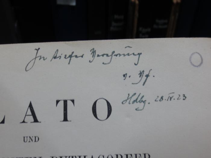 Hi 33 2. Ex.: Plato und die sogenannten Pythagoreer  (1923);G46II / 710 (Frank, Erich), Von Hand: Ortsangabe, Datum, Widmung; 'In tiefer Verehrung v. Vf. Hdbg. 28.IV.23'. 