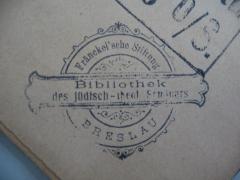 - (Jüdisch-Theologisches Seminar Fraenckel'scher Stiftung (Breslau) ), Stempel: Name, Berufsangabe/Titel/Branche, Ortsangabe; 'Bibliothek des jüdisch-theol. Seminars Fränckel'sche Stiftung Breslau'.  (Prototyp)