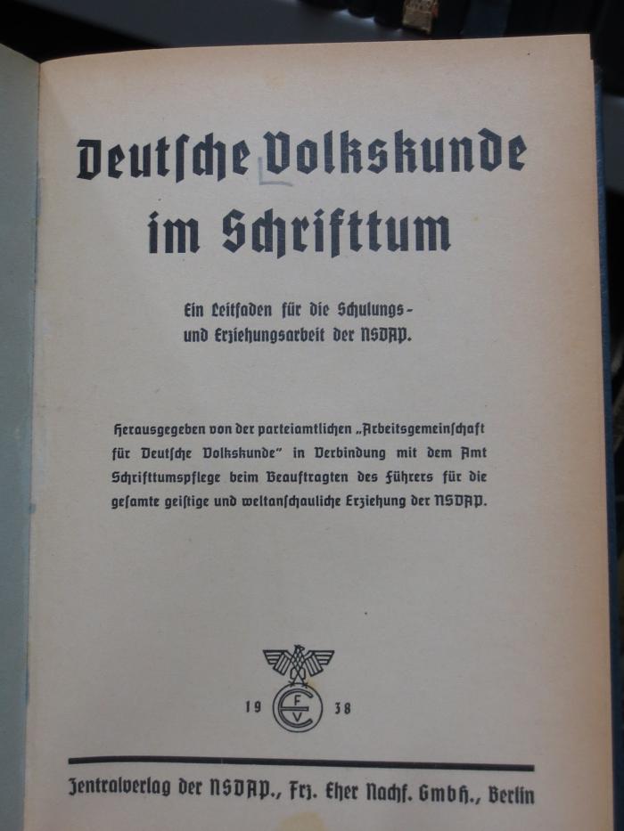 Ak 117 2. Ex.: Deutsche Volkskunde im Schrifttum : Ein Leitfaden für die Schulungs- und Erziehungsarbeit der NSDAP (1938)