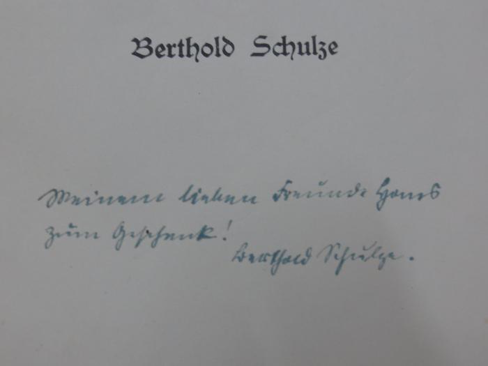 Am 27 4. Ex., neu gebunden: Brandenburgische Landesteilungen 1258-1317 (1928);G45II / 2919 (Schulze, Berthold;unbekannt), Von Hand: Name, Widmung; 'Meinem lieben Freunde Hans zum Geschenk! Berthold Schulze'. 