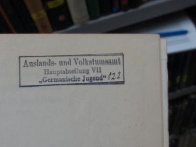 An 133 2. Ex.: Der schleswigholsteinisch-dänische Gesamtstaat des 18. Jahrhunderts (1721-1797) (1934);G45II / 1759 (Nationalsozialistische Deutsche Arbeiterpartei. Reichsjugendführung. Auslands- und Volkstumsamt), Stempel: Name, Nummer; 'Auslands- und Volkstumsamt Hauptabteilung VII "Germanische Jugend" 122'. 