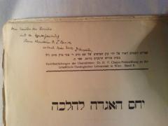 - (Hirschberg, Ḥayim Zvi;Baeck, Leo ), Von Hand: Name, Widmung; 'dem Meister der Homilie
und der Agadaforschung
Herrn Oberrabbiner Dr. L. Baeck
widmet dieses Werk Dr. Hirschberg'. 