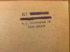 - (Bet Hamedrasch Gewro Mischnaies Den Haag), Übermalt: Exlibris, Name, Ortsangabe, Besitzwechsel; 'Bet Hamedrasch
[Gewro] Mischnaies
v.L. Stirumstraat 76
Den Haag'. 