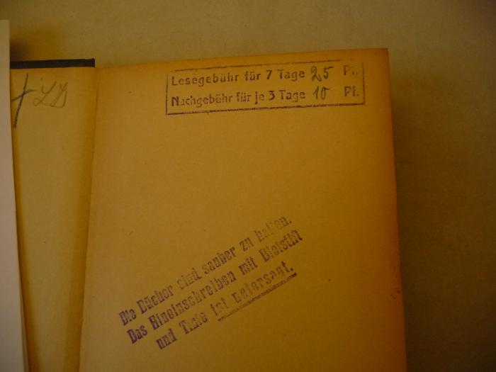 -, Stempel: Notiz; 'Lesegebühr für 7 Tage 25 Pf.
Nachgebühr für je 3 Tage 10 Pf.

Die Bücher sind sauber zu halten. Das Hineinschreiben mit Bleistift und Tinte ist untersagt.'