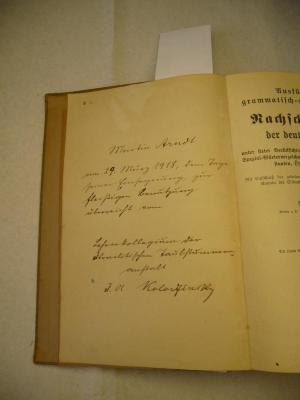 - (Arndt, Martin;Israelitische Taubstummenanstalt;Kolodzinsky, Julius), Von Hand: Widmung, Name, Autogramm; 'Martin Arndt
am 29. März 1918, dem Tage seiner Eintragungung, zur fleißigen Benutzung überreicht vom Lehrerkollegium der Israelitischen Taubstummenanstalt
7.01. Kolodzinsky'. 