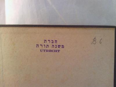 Asch1094 : ספר מגיני ארץ : עם הטורי זהב והמגן אברהם ובאר הגולה ועטרת זקנים

 (1923);- (Ḥevrat Mishneh Torah Utrecht), Stempel: Signatur, Name, Ortsangabe; 'B 6

חברת
משנה תורה
Utrecht'. 