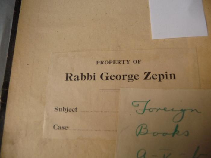- (Zepin, Rabb. George), Etikett: Name; 'Property of Rabbi George Zepin'. 