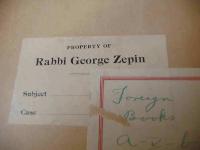 - (Zepin, Rabb. George), Etikett: Name; 'Property of Rabbi George Zepin '. 