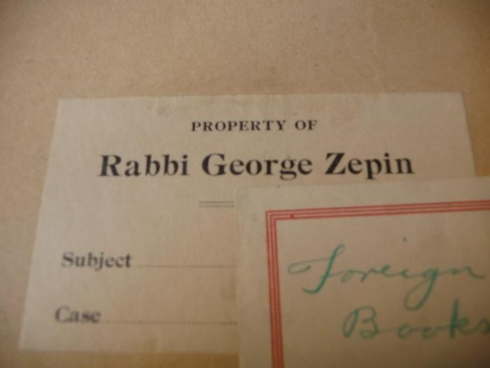 - (Zepin, Rabb. George), Etikett: Name; 'Property of Rabbi George Zepin'. 