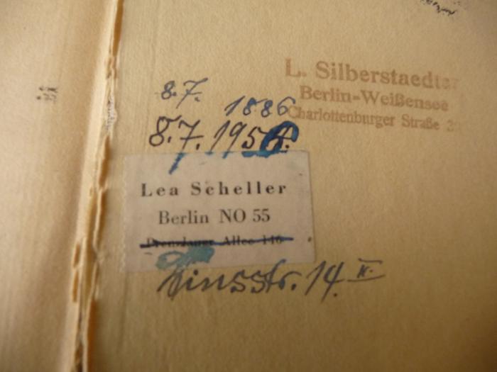 -, Etikett: Name, Ortsangabe, Notiz; 'Lea Scheller
8.7.1886/8.7.1956 [vermutlich Lebensdaten]
Berlin NO 55
Prenzlauer Allee 146 [alt]
Rinsstr. 14/II [neu]'