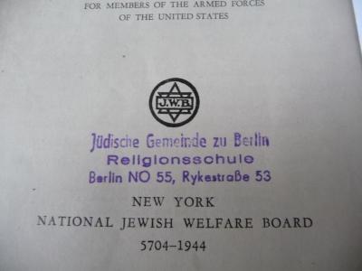 - (Jüdische Gemeinde zu Berlin;VI. Religions-Schule der Jüdischen Gemeinde Berlin N.), Stempel: Name, Ortsangabe; 'Jüdische Gemeinde zu Berlin
Religionsschule
Berlin NO 55, Rykestraße 53'. 