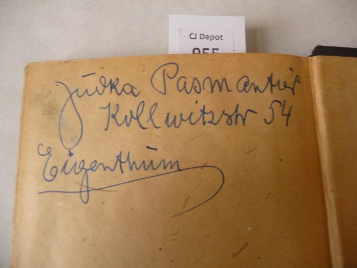 - (Pasmantier, Judka), Von Hand: Name, Ortsangabe; 'Judka Pasmantier
Kollwitzstr. 54
Eigenthum'. 