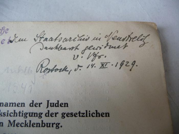 -, Von Hand: Ortsangabe, Datum, Widmung; 'Dem Staatsarchiv in Neustrelitz
Dankbart gewidmet v. Vfr.
Rosstock, d. 14. XI. 1929.'