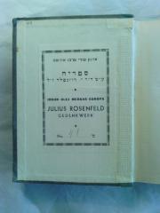 - (Irgun oley merkaz Europah;Rosenfeld, Julius), Etikett: Motto, Exlibris, Signatur; 'ארגון עולי מרכז אירופה
ספריה
ע׳׳ש ד׳׳ר י. רוזנפלד ז׳׳ל
Irgun olej merkas Europa
Julius Rosenfeld
Gedenkwerk
No. 41  מ׳'. 