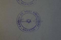 - (Rabbijn de Vries Bibliotheek), Stempel: Name, Ortsangabe, Wappen; 'Rabijn de Vries Bibliotheek - Haarlem'. 