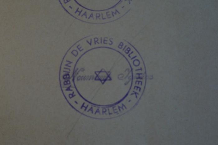 Asch4165 : חורב = Versuche über Jissroéls Pflichten in der Zerstreuung, zunächst für Jissroéls denkende Jünglinge und Jungfrauen

 (1899);- (Rabbijn de Vries Bibliotheek), Stempel: Name, Ortsangabe, Wappen; 'Rabijn de Vries Bibliotheek - Haarlem'. ;- (Neumann, Ignacz), Stempel: Name; 'Neumann Ignacz'. 
