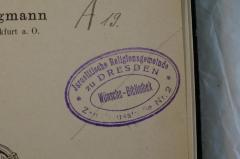 - (Israelitische Religionsgemeinde zu Dresden), Stempel: Name, Ortsangabe; 'Israelitische Religionsgemeinschaft 
zu Dresden
Zeughausstraße Nr. 2
Wünsche Bibliothek'. 