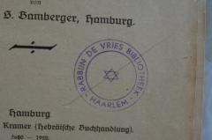 - (Rabbijn de Vries Bibliotheek), Stempel: Ortsangabe, Wappen, Name; 'Rabbijn de Vries Bibliotheek 
- Harleem- '. 