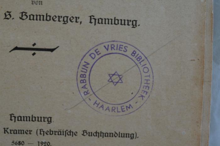 Asch4166 : מנורת המאור = Der lichtspendende Leuchter : Eine Sammlung der jüdischen Ethik aus Bibel und Talmud von R. Isaak Aboab 

 (1920);- (Rabbijn de Vries Bibliotheek), Stempel: Ortsangabe, Wappen, Name; 'Rabbijn de Vries Bibliotheek 
- Harleem- '. 