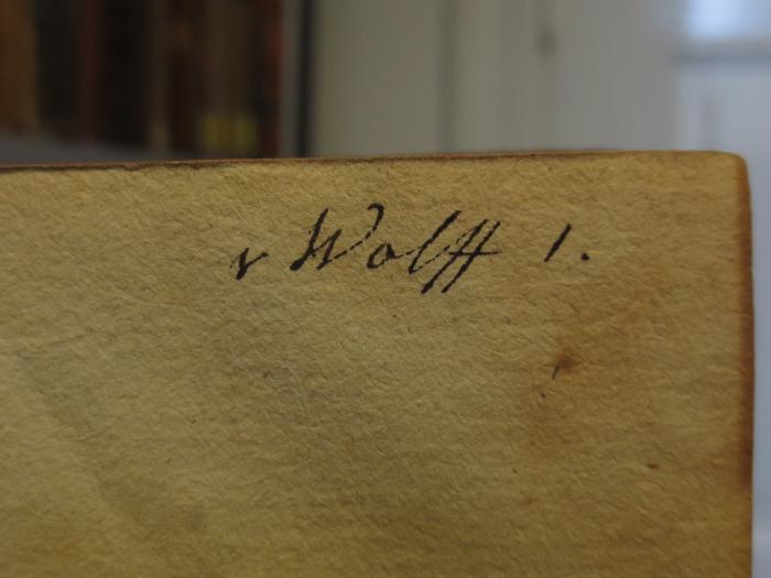 Cl 394 1: Die unsichtbare Loge : eine Biographie von Jean Paul : Erster Theil (1793);- (Wolff, [?] v.), Von Hand: Autogramm, Name, Nummer; 'v Wolff 1.'. 