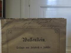 - (Wolzogen, Alfred von;Lortzing, Hans), Von Hand: Name, Ortsangabe, Datum, Widmung; 'Für Hans Lortzing zu freundlichem Andenken von Alfred Wolzogen
Schwerin 5/5 75. '. 