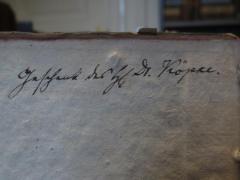- (unbekannt;Köpke, [?]), Von Hand: Name, Widmung, Berufsangabe/Titel/Branche, Name; 'Geschenk des [.] Dr. Köpke.'. 