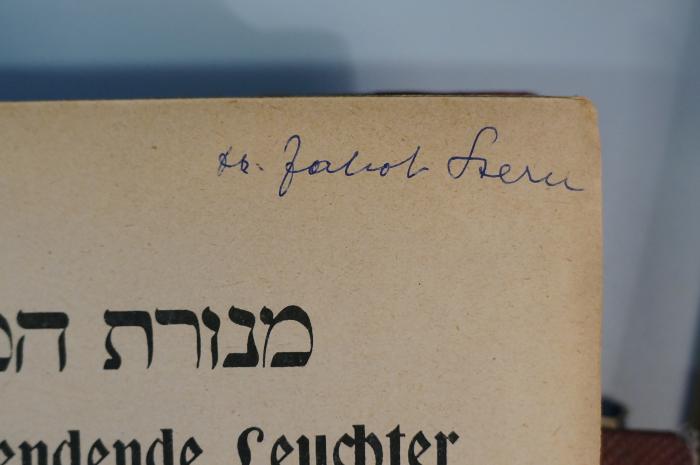 BD 4260 MEN : מנורת המאור = Der lichtspendende Leuchter von R. Isaak Aboab s.A. Eine Sammlung der jüdischen Ethik aus Bibel und Talmud.

 (1923);- (Stern, Jakob ), Von Hand: Autogramm; 'Dr. Jakob Stern'. 