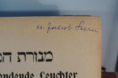 BD 4260 MEN : מנורת המאור = Der lichtspendende Leuchter von R. Isaak Aboab s.A. Eine Sammlung der jüdischen Ethik aus Bibel und Talmud.

 (1923);- (Stern, Jakob ), Von Hand: Autogramm; 'Dr. Jakob Stern'. 