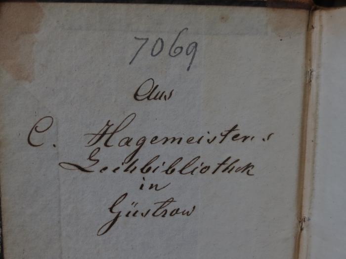 Cm 9879 1: Die Waise von Wien : Erster Band (1847);- (unbekannt), Von Hand: Nummer; '7069'. ;- (Hagemeister, C.), Von Hand: Name, Ortsangabe; 'Aus C. Hagemeister's Leihbibliothek in Güstrow'. 