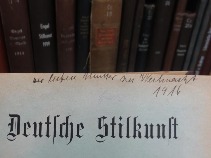 Cc 17 g: Deutsche Stilkunst (1911);G45II / 2717 (unbekannt), Von Hand: Widmung; 'Der lieben Mutter zu Weihnacht 1916'. 