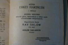 - (Salom, Kav ), Etikett: Name, Ortsangabe, Notiz; 'Szefer
Erkei Hakinuim 
(...)
Magyarázattal kiadja
Kav Salom
cim alatt
Alder Salamon
förabbi

Bihardiószeg
Hungaria'. 