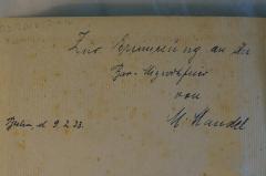 - (Mandel, M. ), Von Hand: Name, Ortsangabe, Datum, Widmung; 'Zur Erinnerung an die
Bar-Mizwohfeier
von M. Mandel

Berlin, 9.2.33.'. 